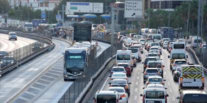 Zeytinburnu’nda metrobüs durağında kaza: 1’i ağır 3 yaralı