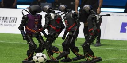 Yapay zeka yeşil sahaya indi: Robotlar 3’e 3 futbol maçında şov yaptı