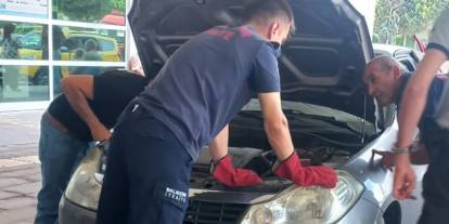 Aracın motorundan yılan çıktı
