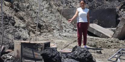 Böyle şanssızlık görülmedi: Evi depremde yıkıldı, eşyaları yangında kül oldu