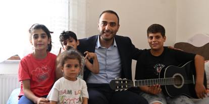 Gaziosmanpaşa'da başkan vekilinden özel gereksinimli Efe’ye gitar hediyesi