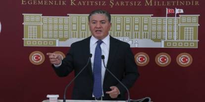 CHP’li Murat Emir mitingde sahneden düştü: Kaburgası kırıldı, sağlık durumunu açıkladı