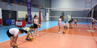 Aydın Büyükşehir Belediyesi'den yaz kurslarında çocuklara voleybol eğitimi