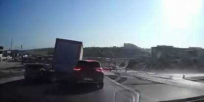 Başakşehir’de 10 araçlık zincirleme kaza kamerada
