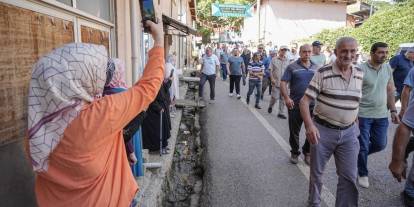 Bu köye erkeklerin girmesi yasaklandı! Muhtar camiden anons yaptı: Jandarma barikat kurdu