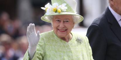 Kraliçelikle örülmüş bir moda tarihi: 2. Elizabeth’in gardırobu ziyarete açılıyor