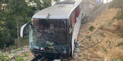 Maltepe’de servis otobüsü şarampole yuvarlandı: 8 yaralı