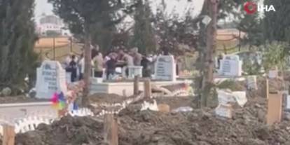 Mezarlıkta birbirlerine girdiler