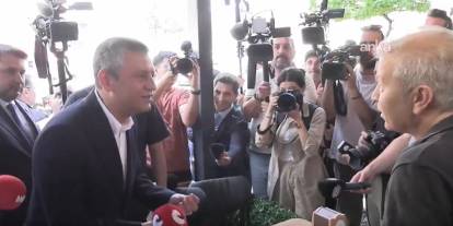 Özgür Özel eşinin emekli maaşını açıkladı! Esnaf ile diyaloğu gündem oldu