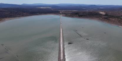 Baraj suları çekildi: Eski kara yol ortaya çıktı