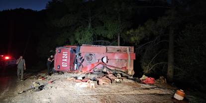 Antalya’da orman yangınına giden arazöz devrildi: 2 yaralı