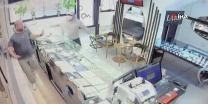 Kuyumcuyu kuru sıkı silahla soymaya çalıştı, dükkan sahibi gerçek silah çıkarınca teslim oldu