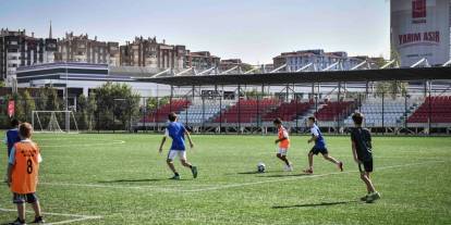 Başkentli minikler ücretsiz futbol kursuyla sporla buluştu