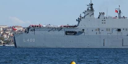 TCG Anadolu ve Savarona, İstanbul Boğazı’nda görkemli geçiş yaptı