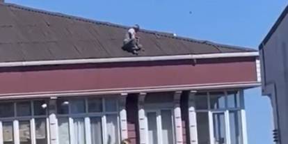 Arnavutköy’de çatı onarımı yürekleri ağıza getirdi