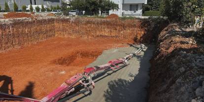 Uşak’ta beton pompası kırıldı: 2 işçi yaralandı