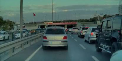 Şerit değiştirdi, hızlandı, panik yarattı! Otopilot modunda kontrolden çıkan Tesla sosyal medyada gündem oldu