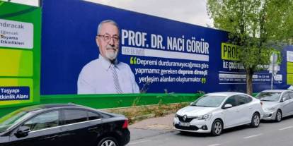 Deprem bilimci Naci Görür'ün fotoğrafı bu reklam panosunda kullanıldı: Vatandaş tepki gösterdi