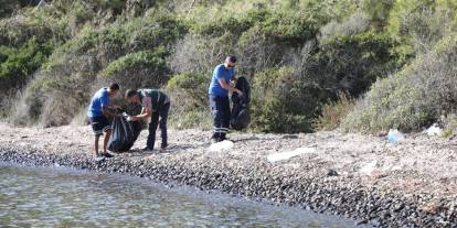 Muğla Büyükşehir Belediyesi’nden deniz yoluyla kıyı temizliği