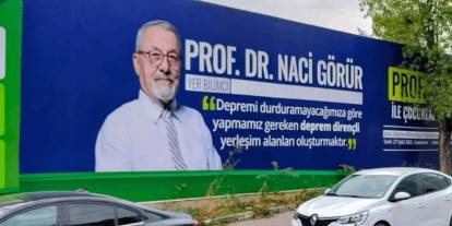 Deprem profesörü Naci Görür'den reklam panosundaki fotoğraflarına açıklama: Ucuz kahramanlar...