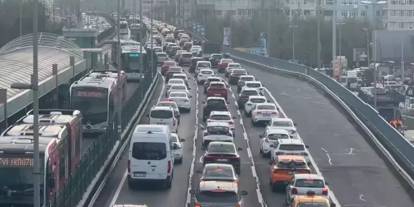 İstanbul'da deprem paniği: Trafik kilitlenme noktasına geldi