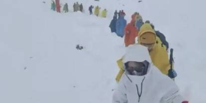 Everest'te kar fırtınası: Bin kişi mahsur kaldı