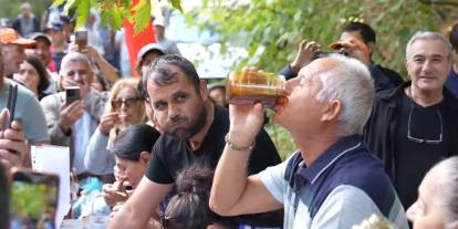 İki dakikada 1 kilo bal yedi: İzleyenler gözlerine inanamadı