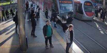 Tramvayın altında kalmaktan ramak kala kurtuldu
