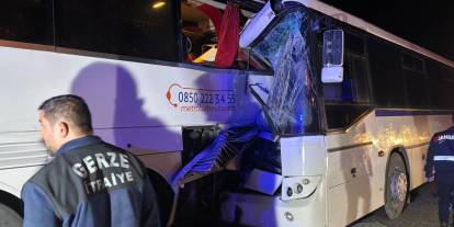 Sinop-Samsun karayolunda feci kaza! Servis yolcu otobüsüne çarptı