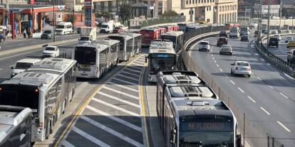 Sefaköy'de iki metrobüs çarpıştı