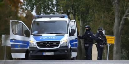 Almanya’da  askerler ile polis birbirine girdi