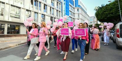 Mersin'de pembe balonlar gökyüzüne bırakıldı