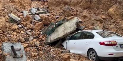 Maltepe'de istinat duvarı çöktü: Araçlar enkaz altında kaldı