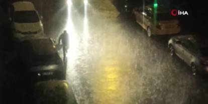 İstanbul'da beklenen sağanak başladı! Şimşekler gökyüzünü aydınlattı