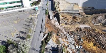 Ümraniye’de istinat duvarı çöktü! Cadde üzerinde göçük oluştu