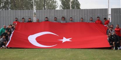 Elazığspor dev Türk bayrağı astı