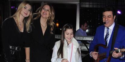 “Annesinin kopyası” yorumları yağdı! Coşkun Sabah’ın kızları güzellikleriyle olay oldu