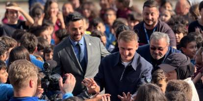 Kerem Aktürkoğlu ilkokul öğrencisinin vaadini yerine getirdi