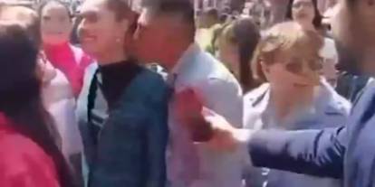 Kadın devlet başkanına şok taciz! Beline sarılıp öptü