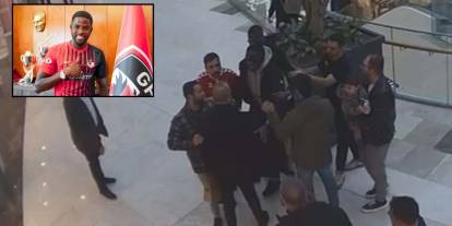 Ünlü futbolcuya silah çekip şemsiye fırlattı