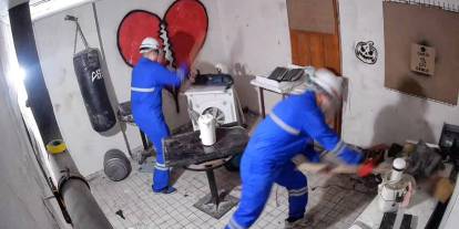 Bu evde bağırmak serbest, eşya kırmak serbest! Aşk acısına balyozlu terapi