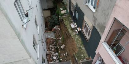 Arnavutköy’de iki bina arasındaki istinat duvar çöktü: 'Sanki deprem oluyormuş gibiydi'