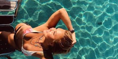 Yonca Evcimik'ten tekne pozları