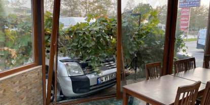 Kontrolden çıkarak park halindeki araçlara çarptı: 1 ölü 3 yaralı