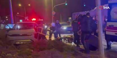 Porselen yüklü kamyon otomobile çarptı: 4 yaralı