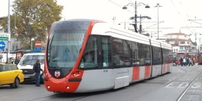 Fatih'te tramvay ile taksi çarpıştı