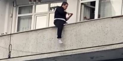 İstanbul'da bir genç balkondan atlamak istedi