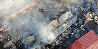 İzmir’de yangın:  5 konteyner ve 2 araç kül oldu