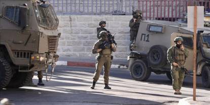 Batı Şeria’da toplu gözaltı: 100 Filistinli elleri bağlı götürüldü