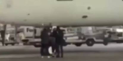 Almanya’da akılalmaz olay: Uçağı kaçıran iki yolcu camı kırıp piste daldı